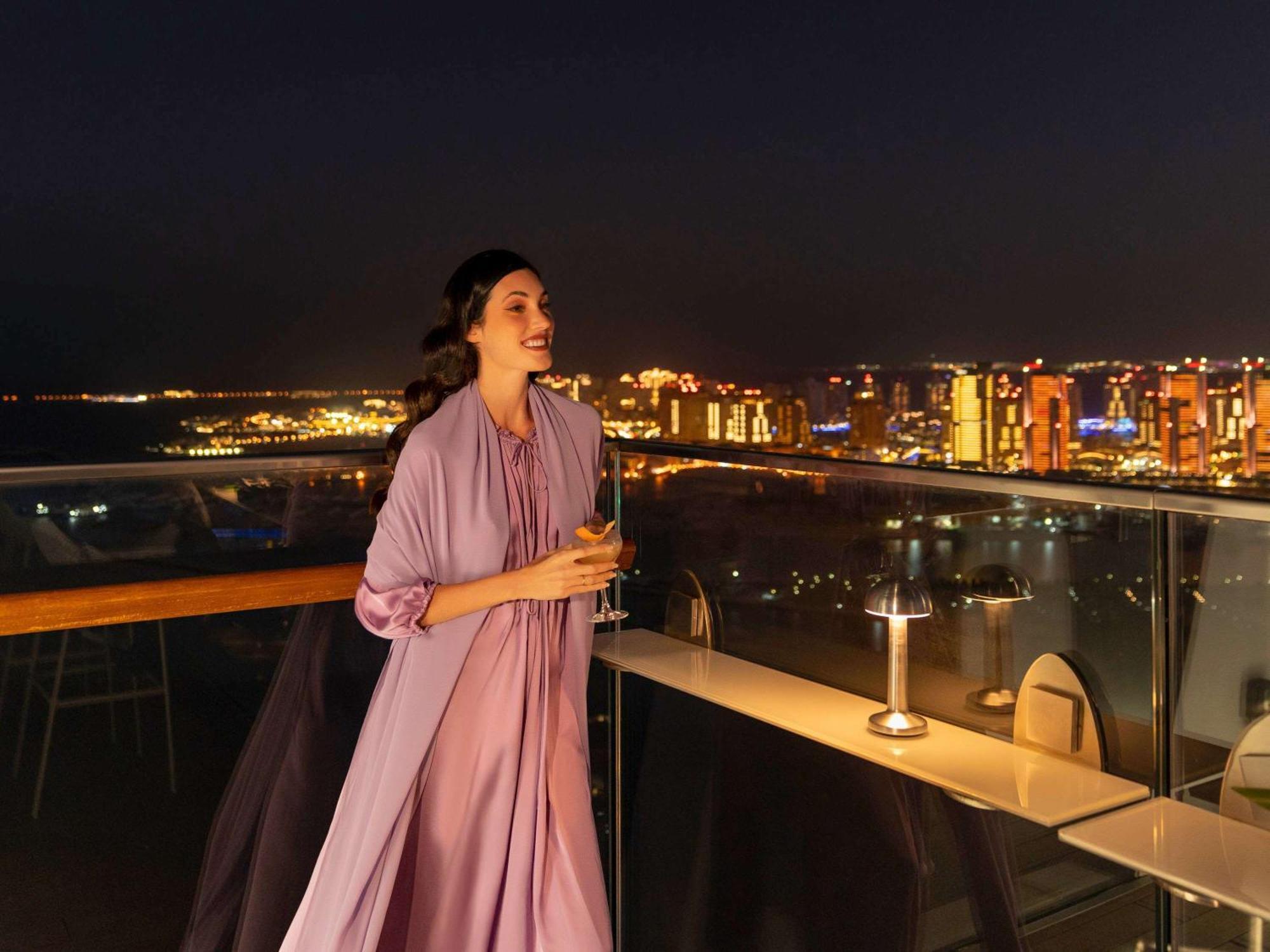 Отель Fairmont Doha Lusail Экстерьер фото A woman wearing an abaya