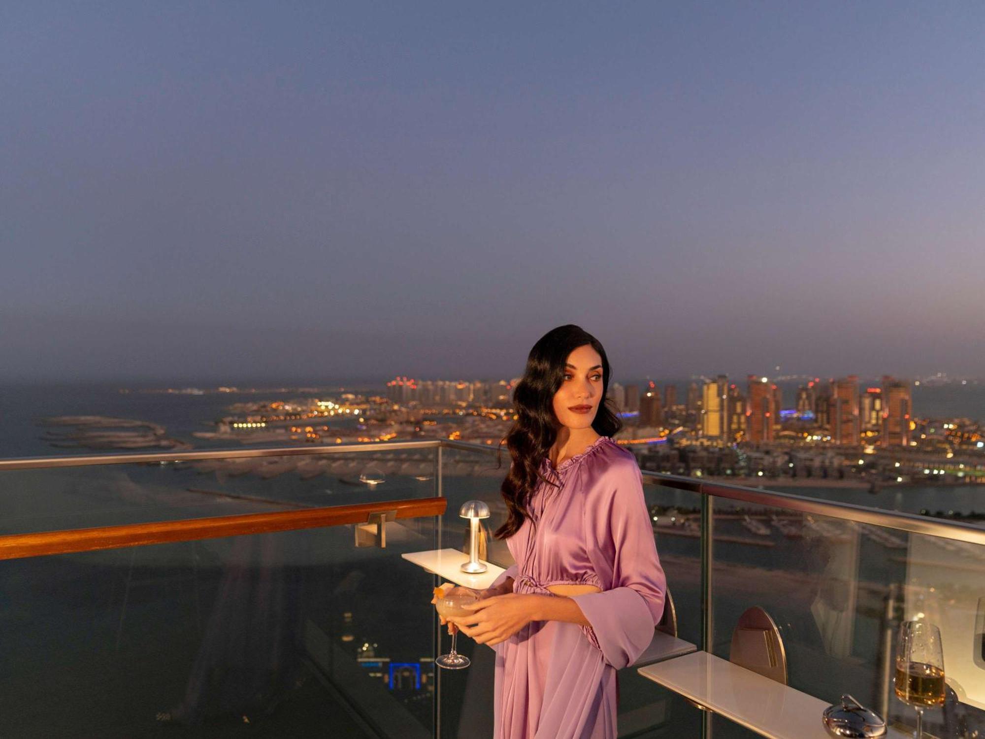 Отель Fairmont Doha Lusail Экстерьер фото A woman in Dubai