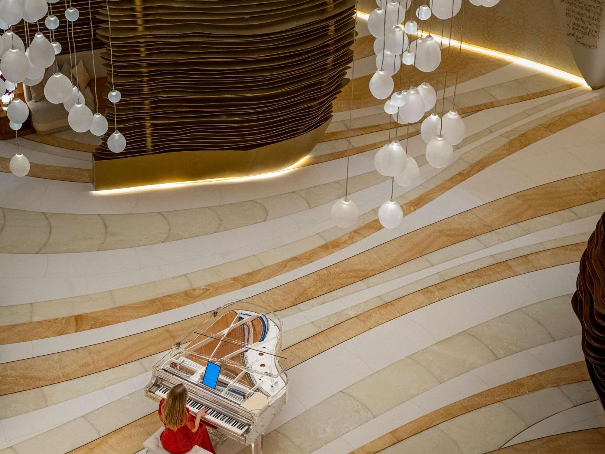 Отель Fairmont Doha Lusail Экстерьер фото The piano in the lobby