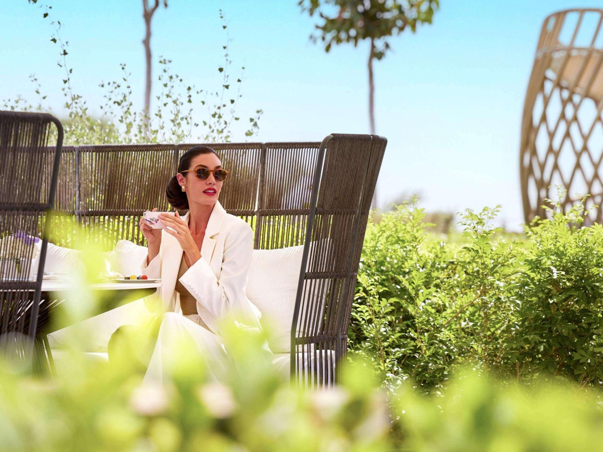 Отель Fairmont Doha Lusail Экстерьер фото The resort's gardens