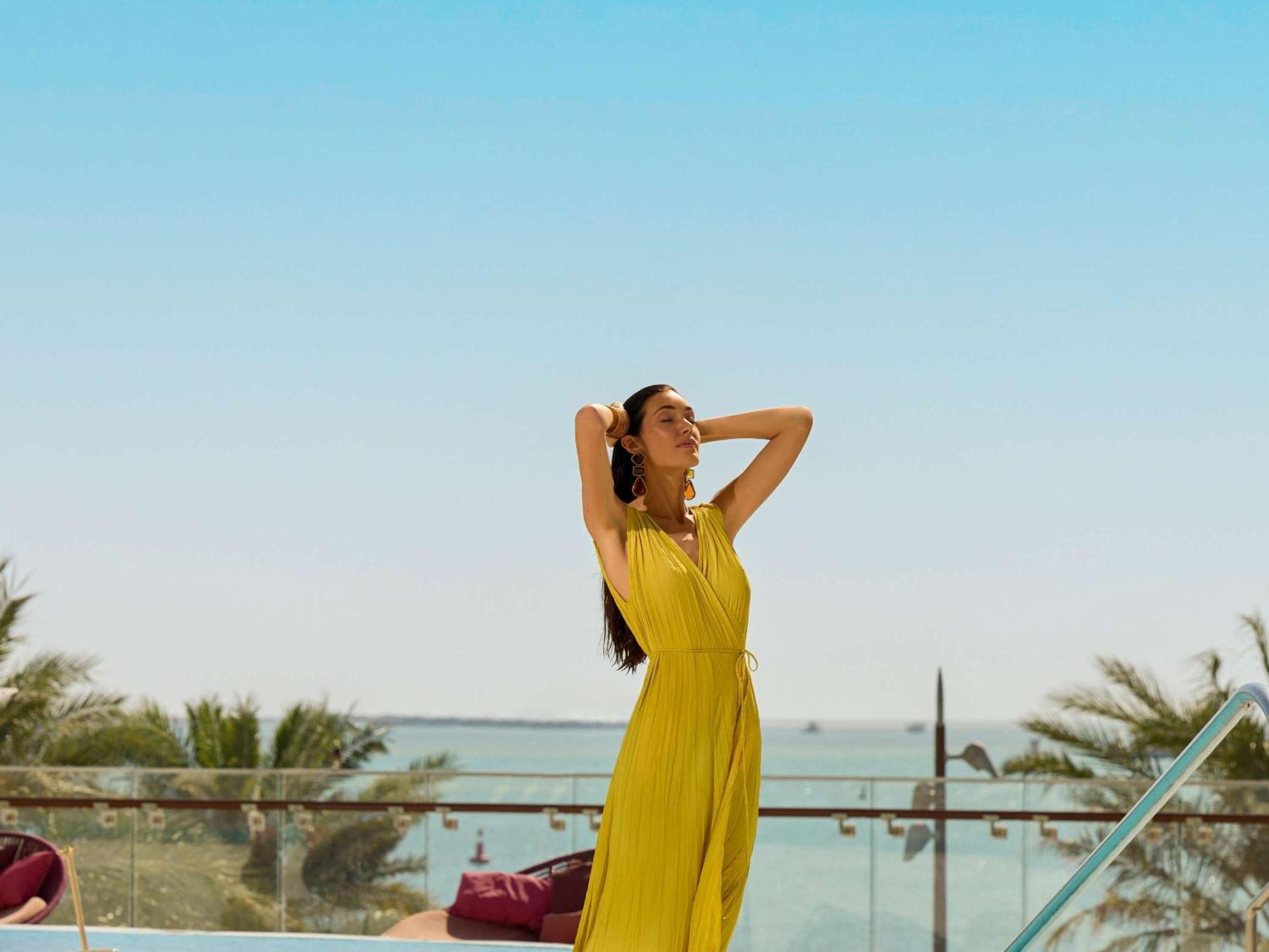 Отель Fairmont Doha Lusail Экстерьер фото A woman in a yellow dress