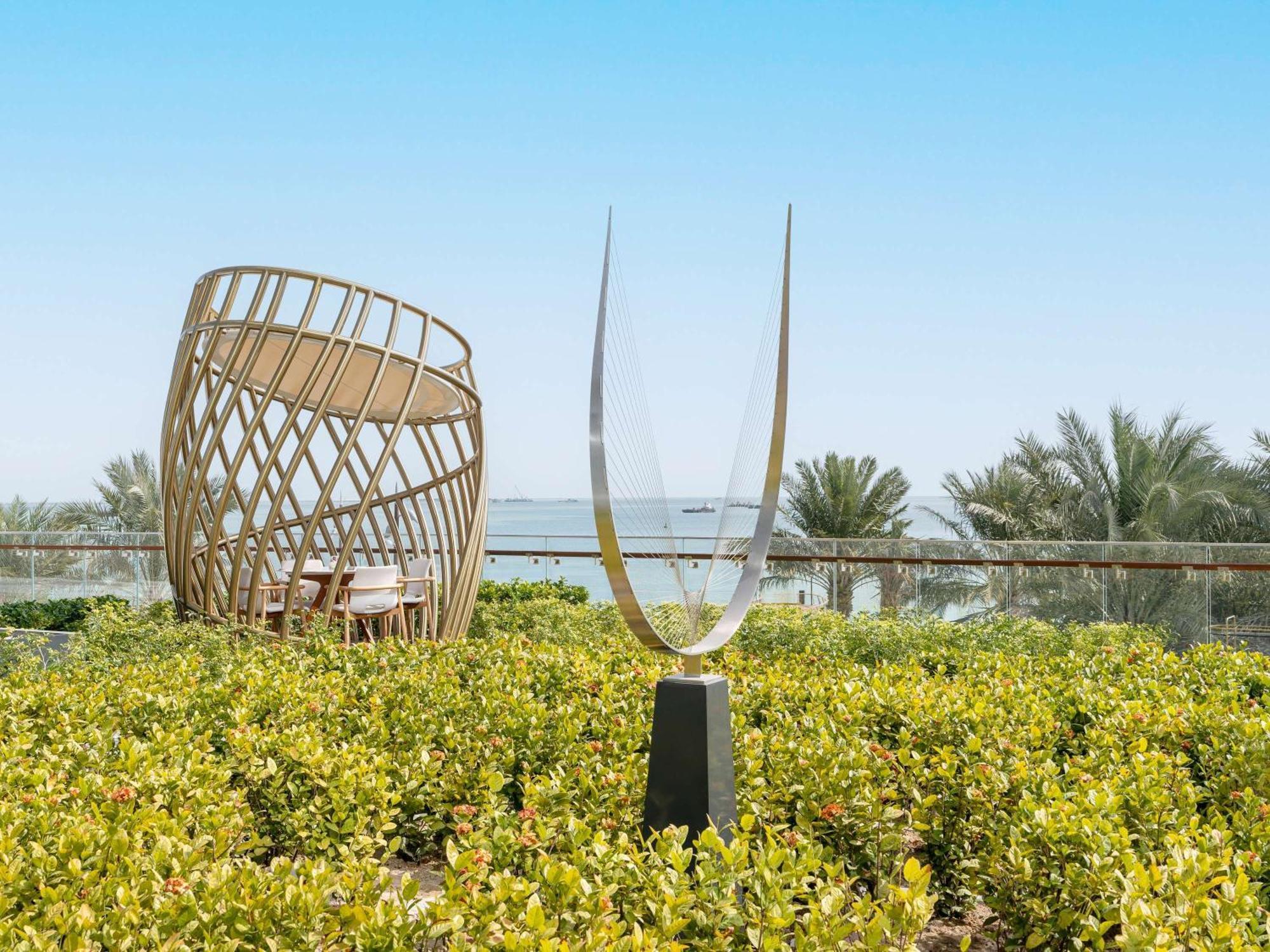 Отель Fairmont Doha Lusail Экстерьер фото The sculpture "The Spirit of the Sea" by the artist Yaacov Agam