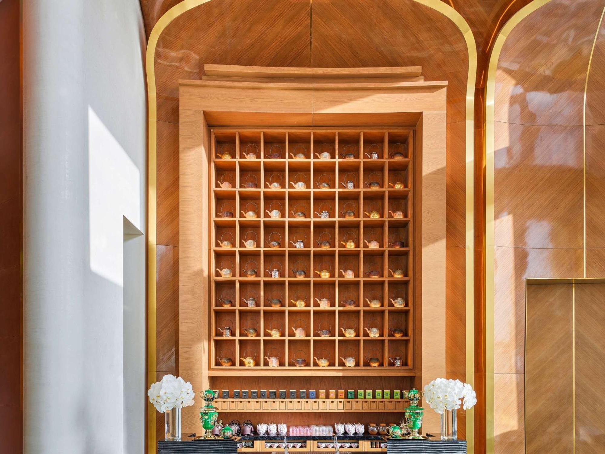 Отель Fairmont Doha Lusail Экстерьер фото A bell desk at the Mandarin Oriental, Hong Kong
