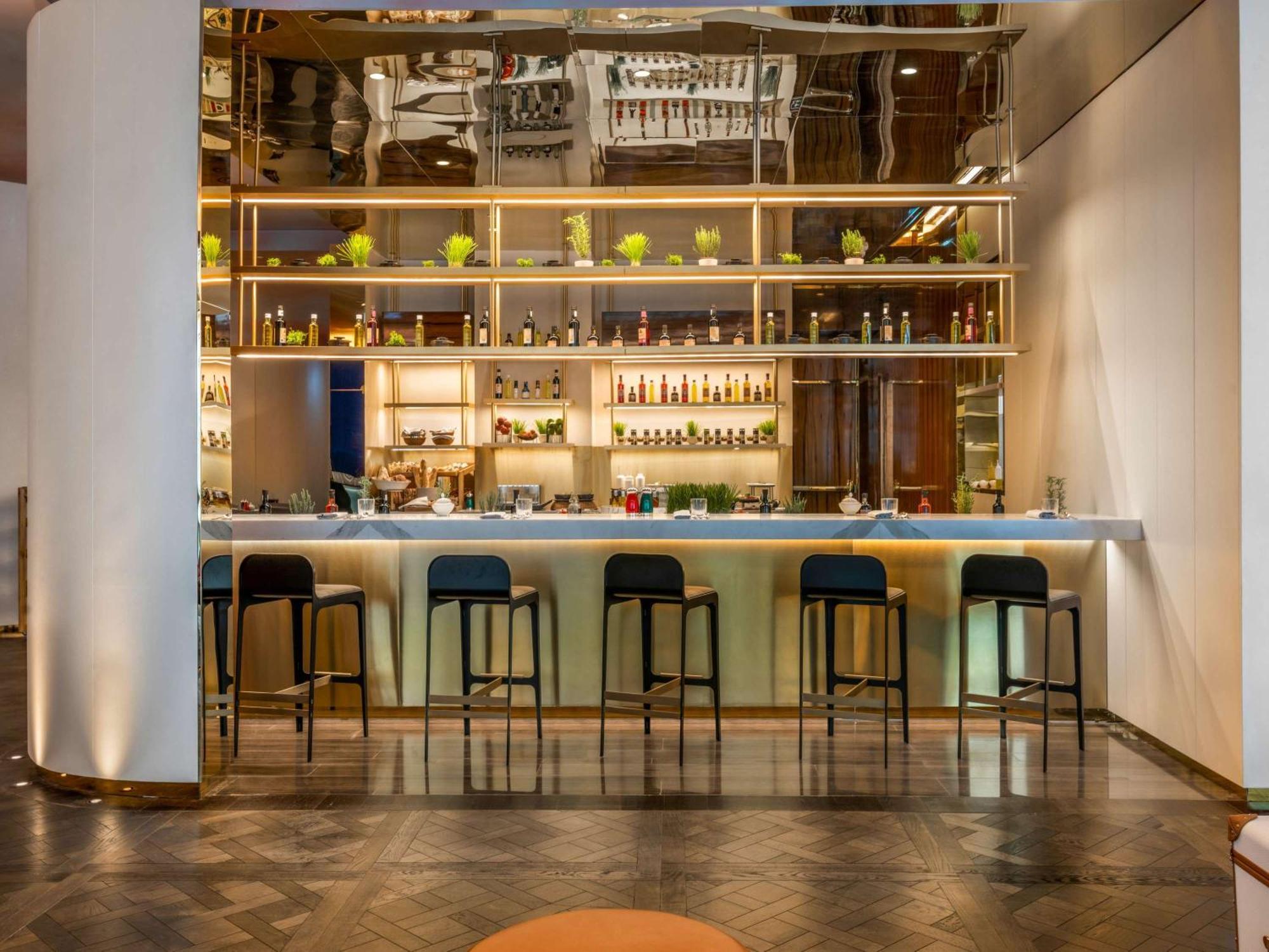 Отель Fairmont Doha Lusail Экстерьер фото The bar at the hotel