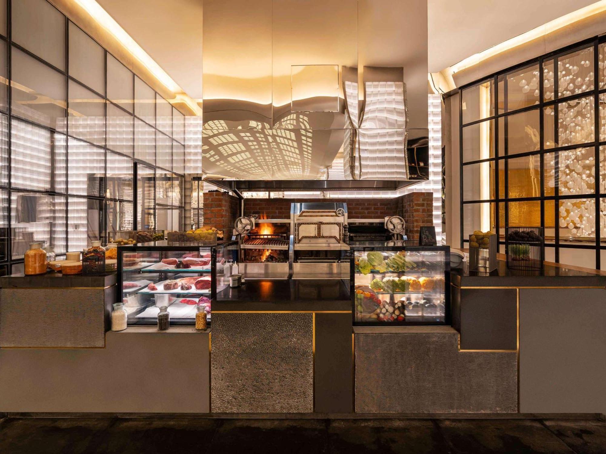 Отель Fairmont Doha Lusail Экстерьер фото The kitchen at the restaurant