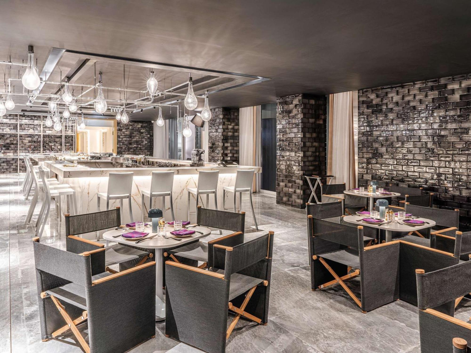 Отель Fairmont Doha Lusail Экстерьер фото The interior of the restaurant